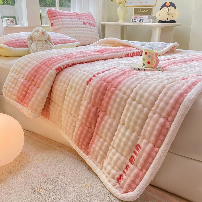 91家纺网 家纺一手货源 找家纺 优品惠 2025新款兔毛绒泡泡牛奶绒床垫子夹棉床褥床盖床单加厚保暖 时尚粉