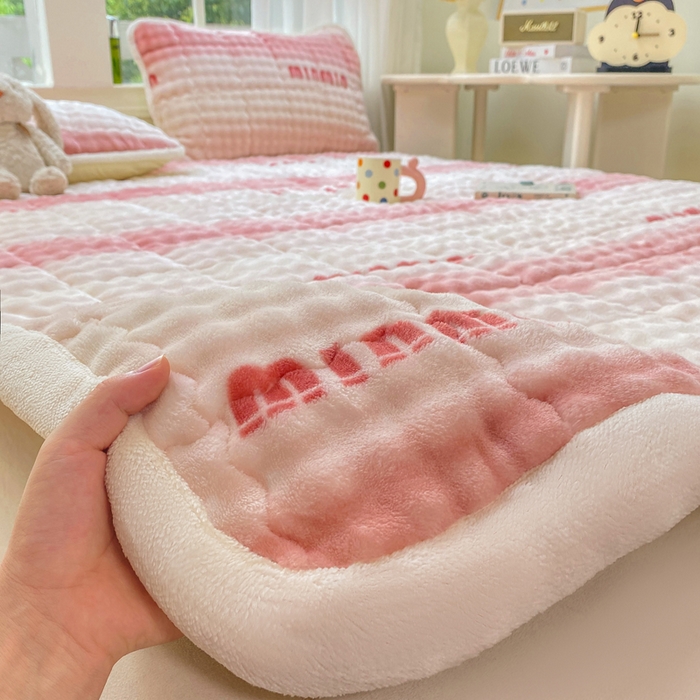 91家纺网 家纺一手货源 找家纺 优品惠 2025新款兔毛绒泡泡牛奶绒床垫子夹棉床褥床盖床单加厚保暖 时尚粉