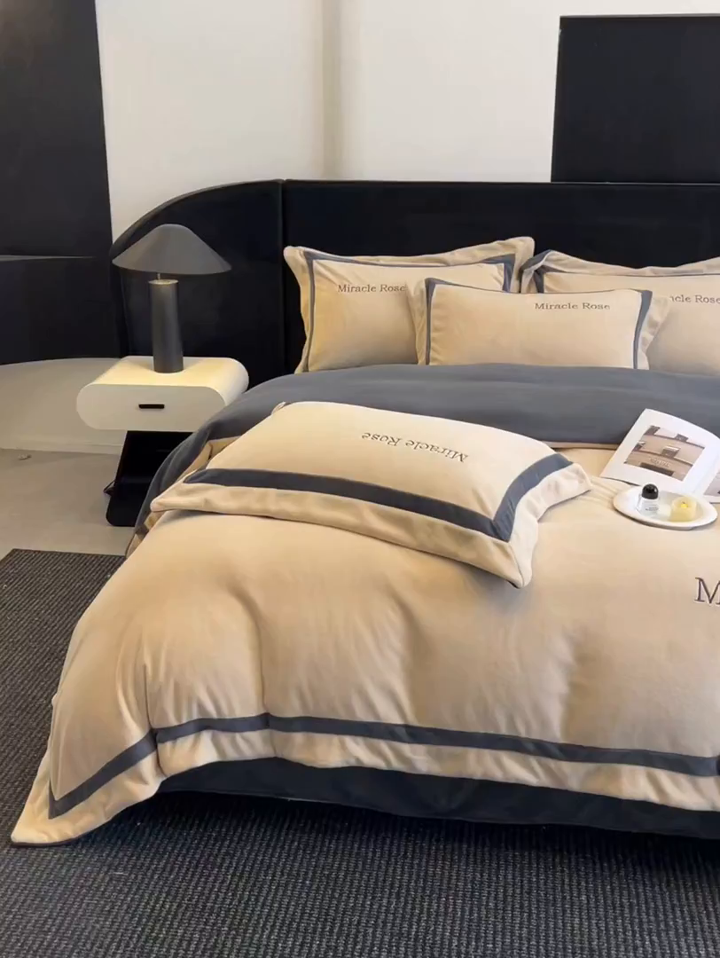 91家纺网 家纺一手货源 找家纺 笙意家纺 2025新款A类加厚牛奶绒轻奢宽边四件套-威登 威登-香槟+绅士灰