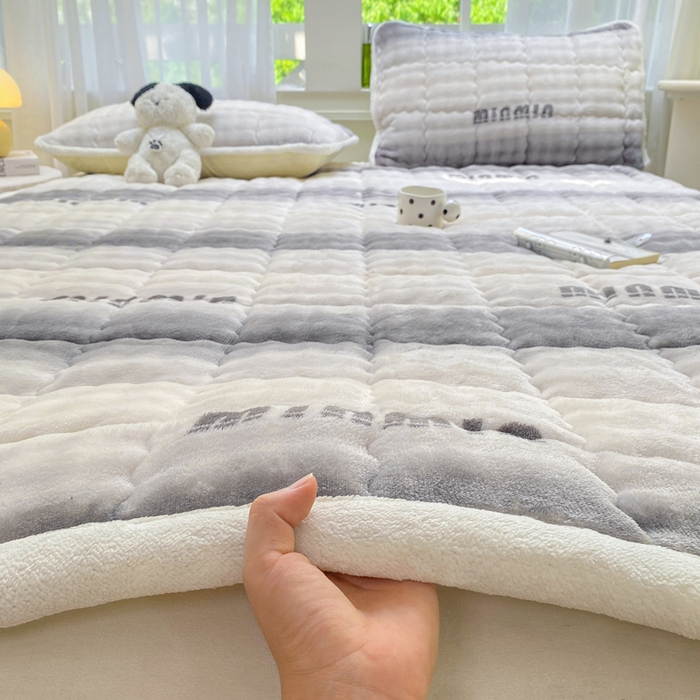 91家纺网 家纺一手货源 找家纺 优品惠 2025新款兔毛绒泡泡牛奶绒床垫子夹棉床褥床盖床单加厚保暖 时尚灰