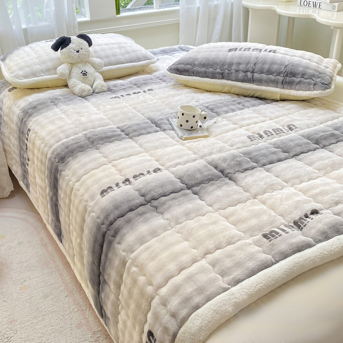 91家纺网 家纺一手货源 找家纺 优品惠 2025新款兔毛绒泡泡牛奶绒床垫子夹棉床褥床盖床单加厚保暖 时尚灰