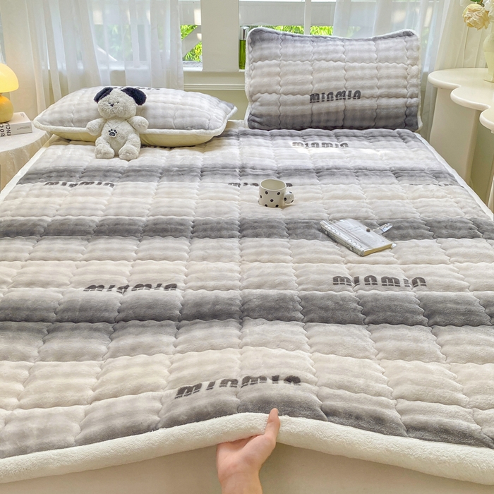 91家纺网 家纺一手货源 找家纺 优品惠 2025新款兔毛绒泡泡牛奶绒床垫子夹棉床褥床盖床单加厚保暖 时尚灰