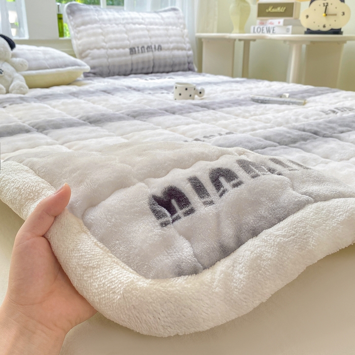 91家纺网 家纺一手货源 找家纺 优品惠 2025新款兔毛绒泡泡牛奶绒床垫子夹棉床褥床盖床单加厚保暖 时尚灰