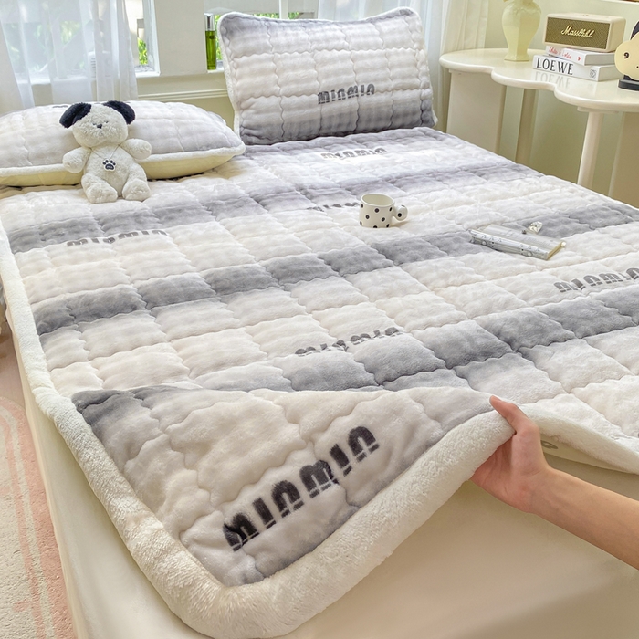 91家纺网 家纺一手货源 找家纺 优品惠 2025新款兔毛绒泡泡牛奶绒床垫子夹棉床褥床盖床单加厚保暖 时尚灰