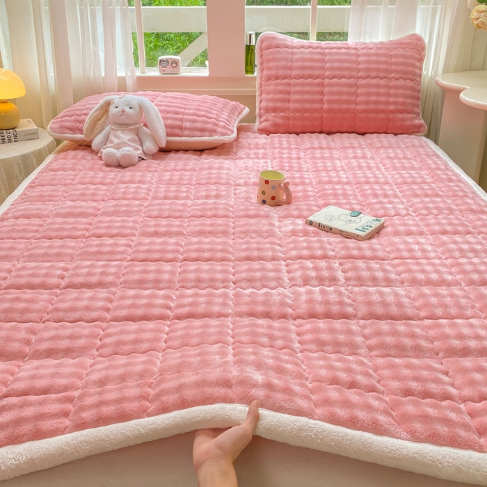 91家纺网 家纺一手货源 找家纺 优品惠 2025新款兔毛绒泡泡牛奶绒床垫子夹棉床褥床盖床单加厚保暖 樱花粉