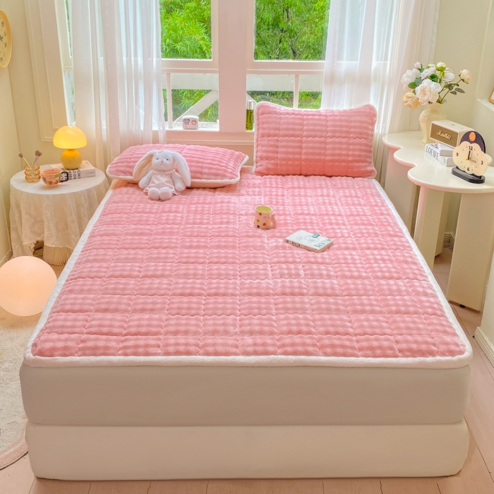 91家纺网 家纺一手货源 找家纺 优品惠 2025新款兔毛绒泡泡牛奶绒床垫子夹棉床褥床盖床单加厚保暖 樱花粉