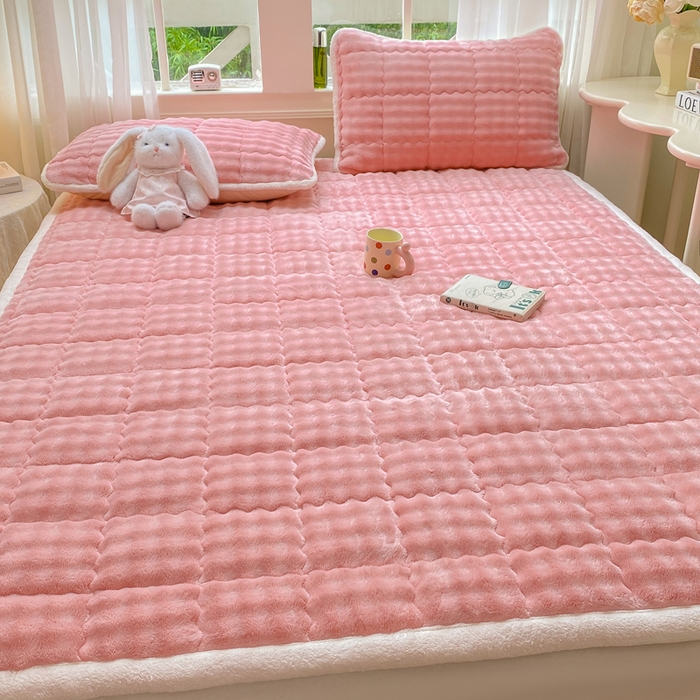 91家纺网 家纺一手货源 找家纺 优品惠 2025新款兔毛绒泡泡牛奶绒床垫子夹棉床褥床盖床单加厚保暖 樱花粉