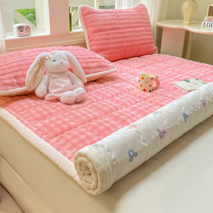 91家纺网 家纺一手货源 找家纺 优品惠 2025新款兔毛绒泡泡牛奶绒床垫子夹棉床褥床盖床单加厚保暖 樱花粉