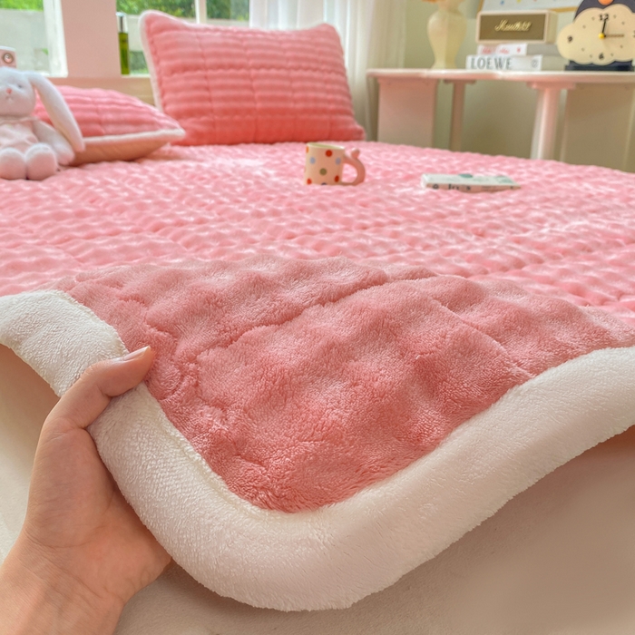 91家纺网 家纺一手货源 找家纺 优品惠 2025新款兔毛绒泡泡牛奶绒床垫子夹棉床褥床盖床单加厚保暖 樱花粉