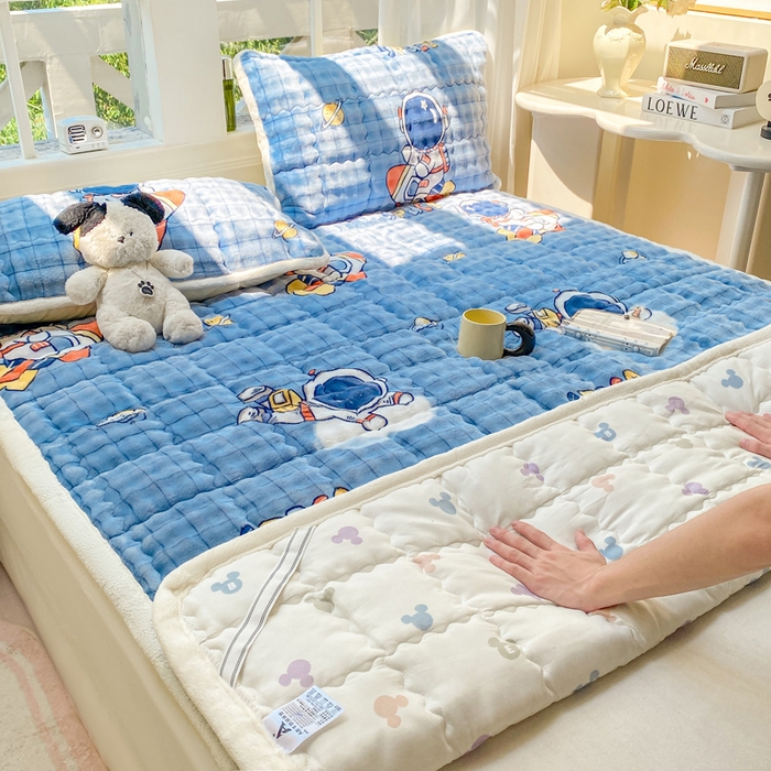 91家纺网 家纺一手货源 找家纺 优品惠 2025新款兔毛绒泡泡牛奶绒床垫子夹棉床褥床盖床单加厚保暖 宇航员