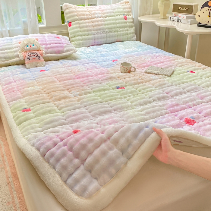 91家纺网 家纺一手货源 找家纺 优品惠 2025新款兔毛绒泡泡牛奶绒床垫子夹棉床褥床盖床单加厚保暖 晕染kt