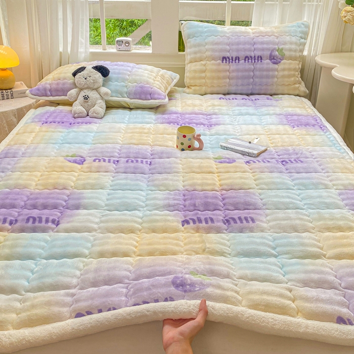 91家纺网 家纺一手货源 找家纺 优品惠 2025新款兔毛绒泡泡牛奶绒床垫子夹棉床褥床盖床单加厚保暖 晕染草莓