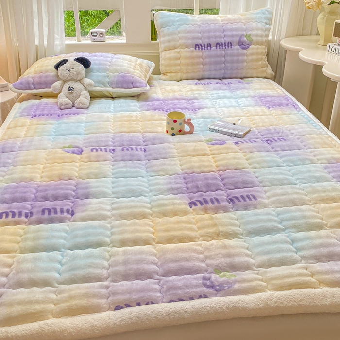 91家纺网 家纺一手货源 找家纺 优品惠 2025新款兔毛绒泡泡牛奶绒床垫子夹棉床褥床盖床单加厚保暖 晕染草莓