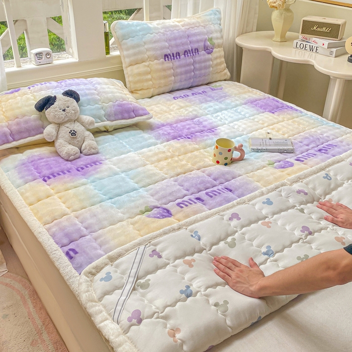 91家纺网 家纺一手货源 找家纺 优品惠 2025新款兔毛绒泡泡牛奶绒床垫子夹棉床褥床盖床单加厚保暖 晕染草莓