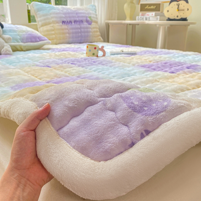 91家纺网 家纺一手货源 找家纺 优品惠 2025新款兔毛绒泡泡牛奶绒床垫子夹棉床褥床盖床单加厚保暖 晕染草莓