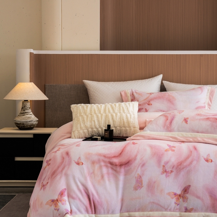 91家纺网 家纺一手货源 找家纺 瑞雪家居 2025新款全消光数码印花牛奶绒系列四件套 蝶舞粉