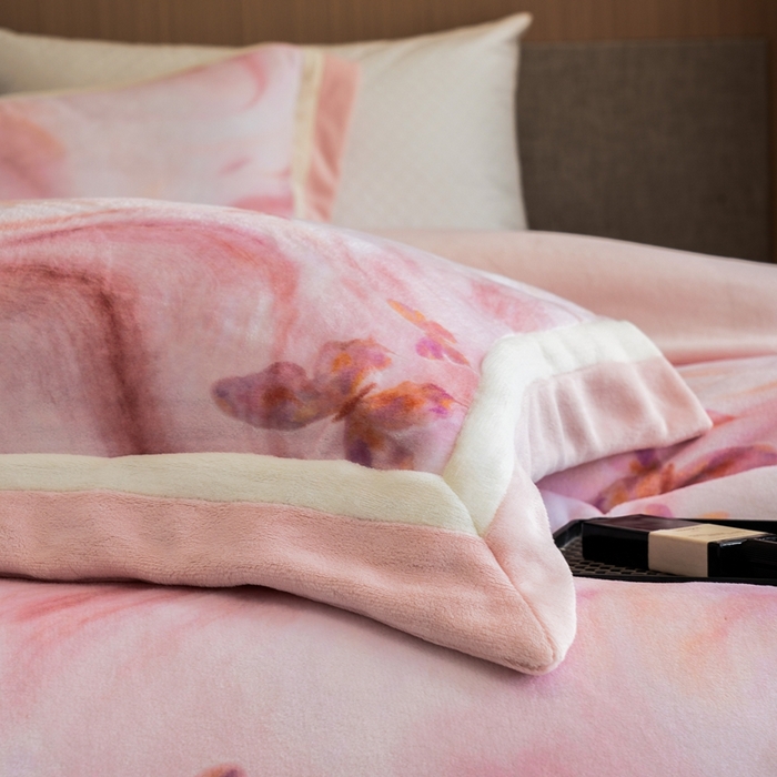 91家纺网 家纺一手货源 找家纺 瑞雪家居 2025新款全消光数码印花牛奶绒系列四件套 蝶舞粉