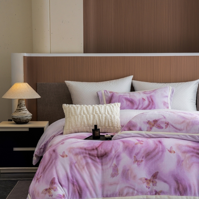 91家纺网 家纺一手货源 找家纺 瑞雪家居 2025新款全消光数码印花牛奶绒系列四件套 蝶舞紫