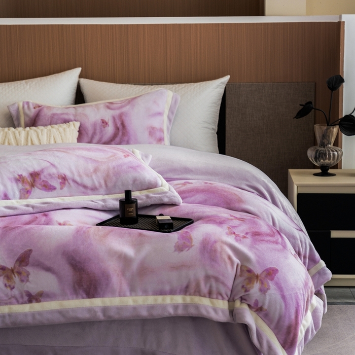 91家纺网 家纺一手货源 找家纺 瑞雪家居 2025新款全消光数码印花牛奶绒系列四件套 蝶舞紫