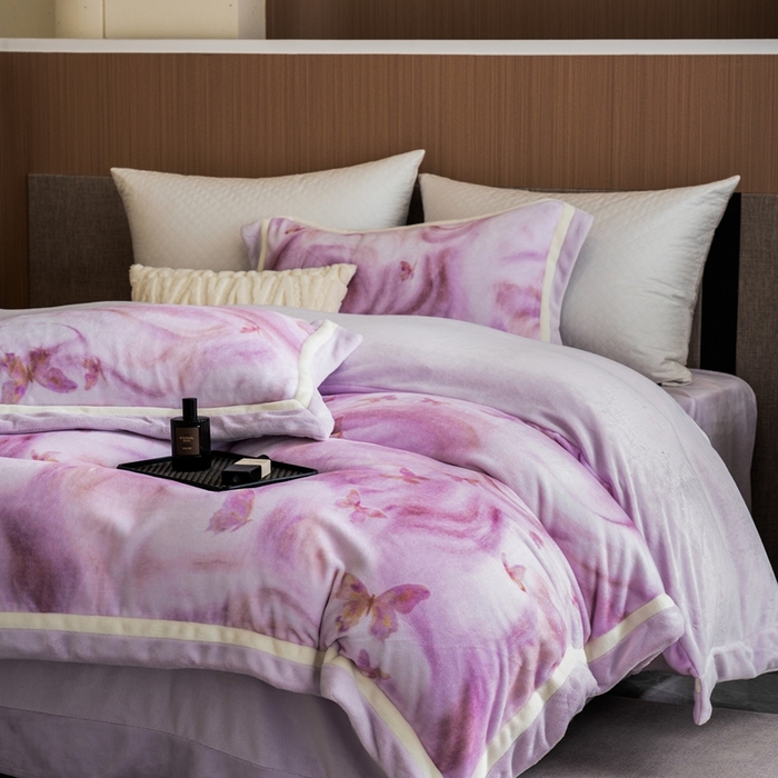 91家纺网 家纺一手货源 找家纺 瑞雪家居 2025新款全消光数码印花牛奶绒系列四件套 蝶舞紫