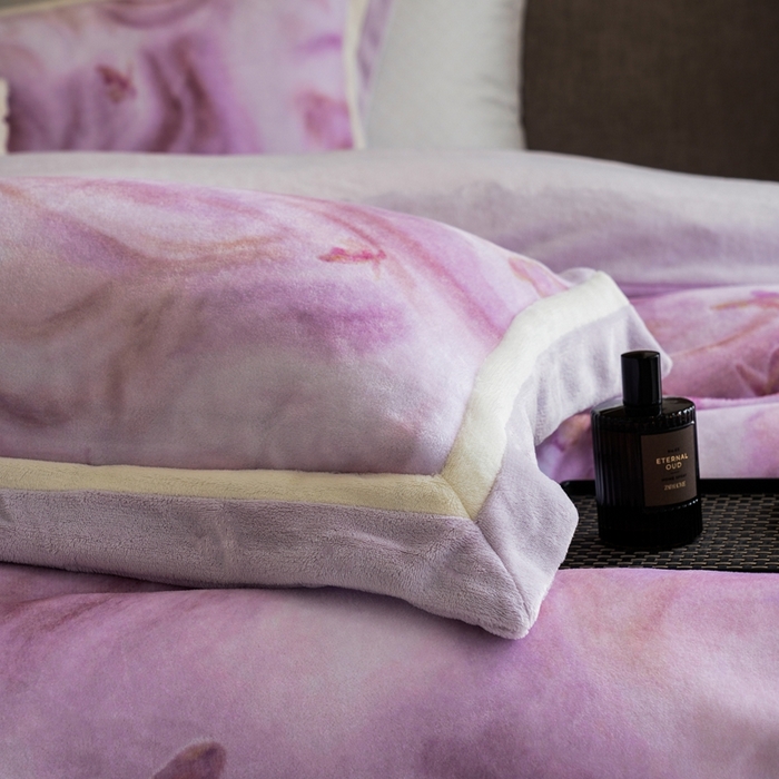 91家纺网 家纺一手货源 找家纺 瑞雪家居 2025新款全消光数码印花牛奶绒系列四件套 蝶舞紫