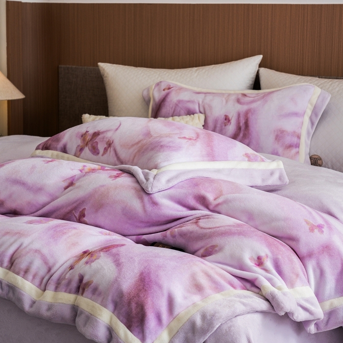 91家纺网 家纺一手货源 找家纺 瑞雪家居 2025新款全消光数码印花牛奶绒系列四件套 蝶舞紫