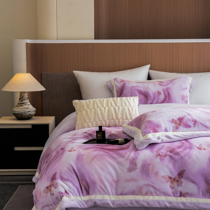 91家纺网 家纺一手货源 找家纺 瑞雪家居 2025新款全消光数码印花牛奶绒系列四件套 蝶舞紫