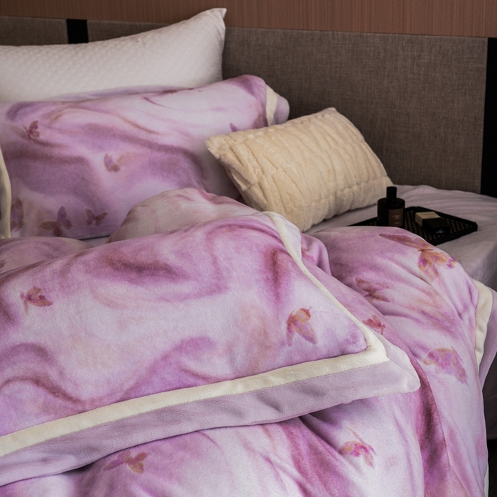 91家纺网 家纺一手货源 找家纺 瑞雪家居 2025新款全消光数码印花牛奶绒系列四件套 蝶舞紫