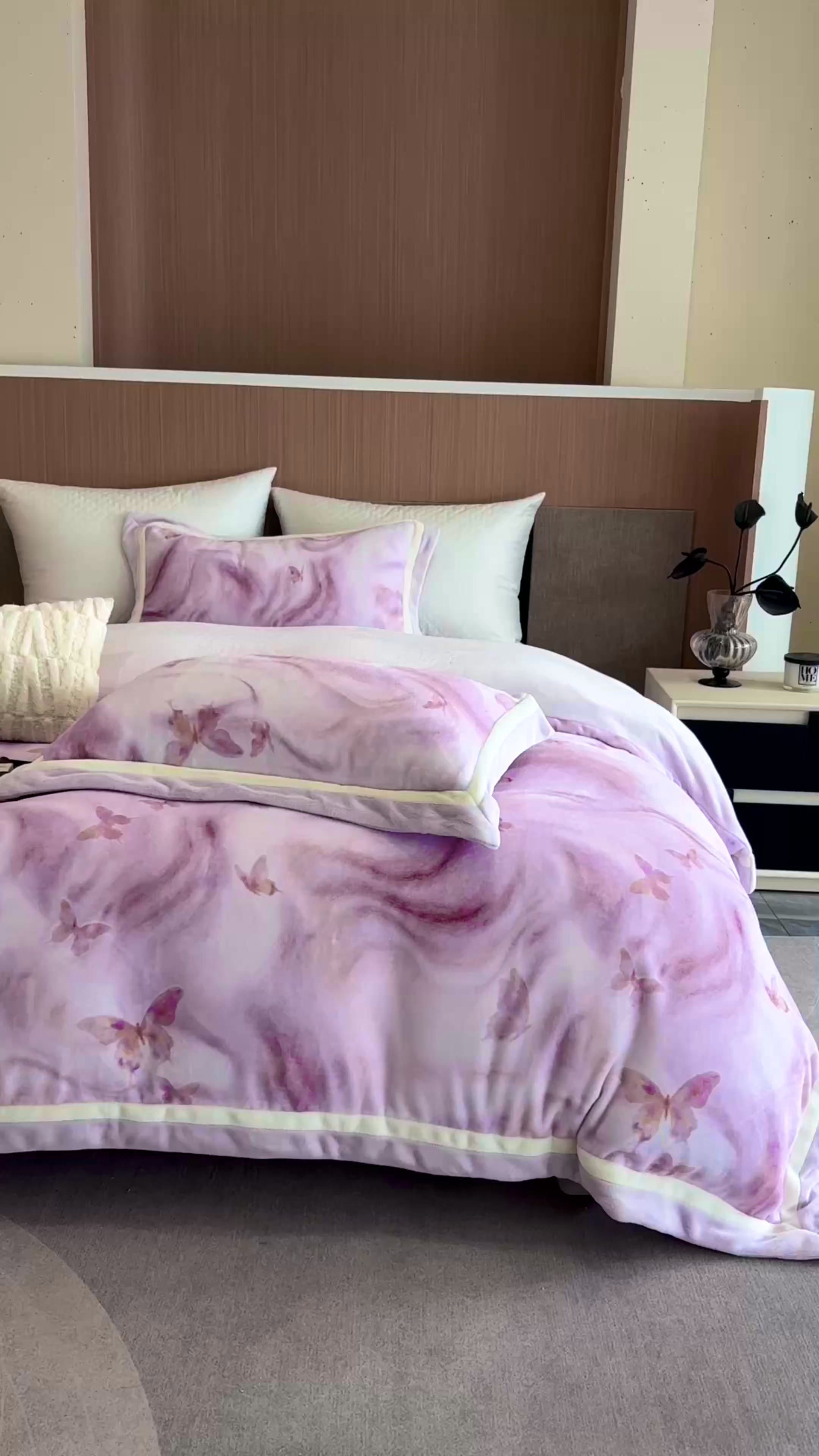 91家纺网 家纺一手货源 找家纺 瑞雪家居 2025新款全消光数码印花牛奶绒系列四件套 蝶舞紫