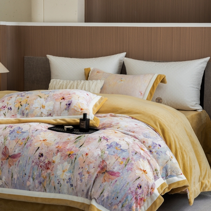 91家纺网 家纺一手货源 找家纺 瑞雪家居 2025新款全消光数码印花牛奶绒系列四件套 蝶语黄