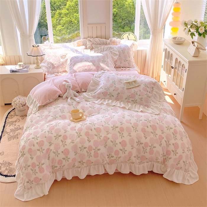 91家纺网 家纺一手货源 找家纺 启程家纺 2025新款花边雕花牛奶绒四件套 玫瑰-粉-花边款