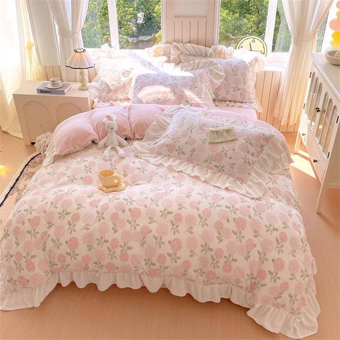 91家纺网 家纺一手货源 找家纺 启程家纺 2025新款花边雕花牛奶绒四件套 玫瑰-粉-花边款