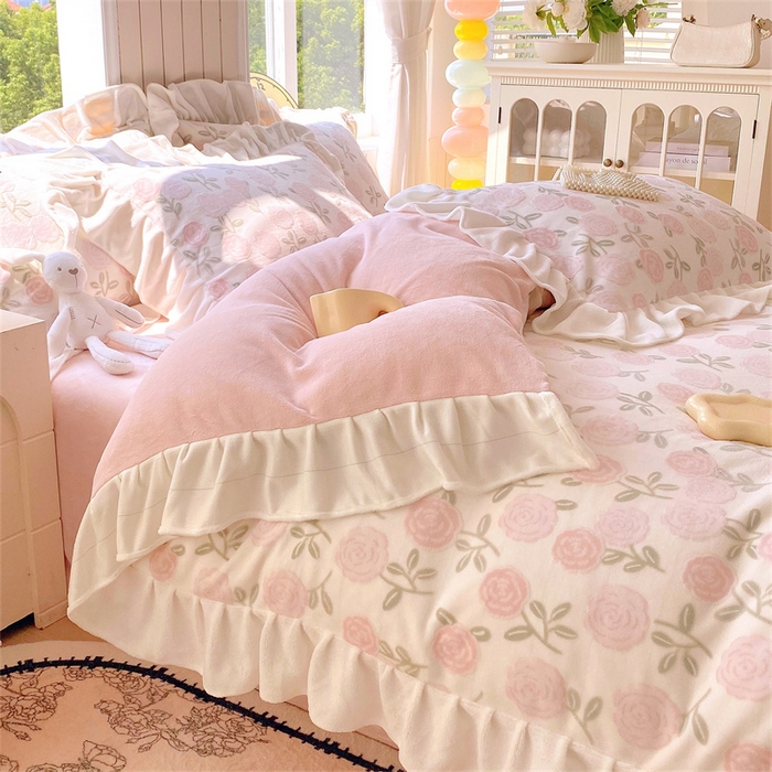 91家纺网 家纺一手货源 找家纺 启程家纺 2025新款花边雕花牛奶绒四件套 玫瑰-粉-花边款