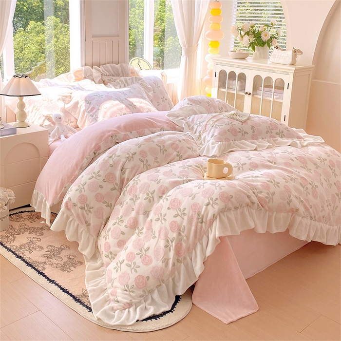 91家纺网 家纺一手货源 找家纺 启程家纺 2025新款花边雕花牛奶绒四件套 玫瑰-粉-花边款