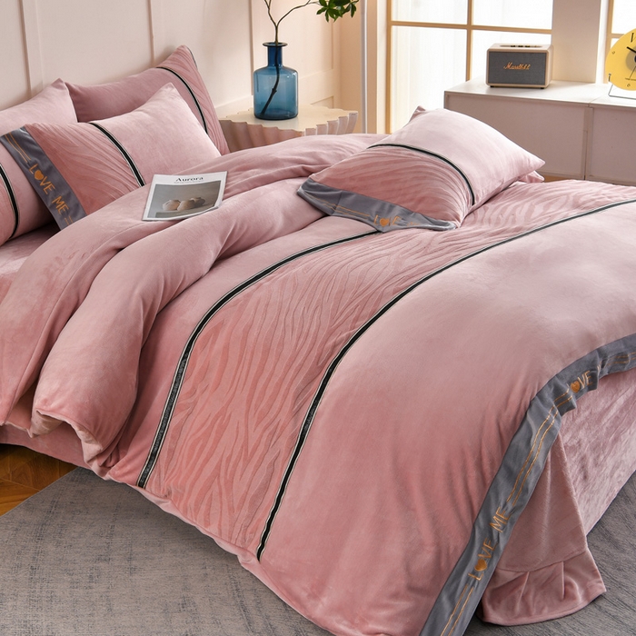 91家纺网 家纺一手货源 找家纺 （总）妮恒美家纺 2025新款牛奶绒织带工艺四件套-艾琳系列