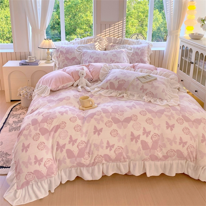 91家纺网 家纺一手货源 找家纺 启程家纺 2025新款花边雕花牛奶绒四件套 蝶恋花-粉-花边款