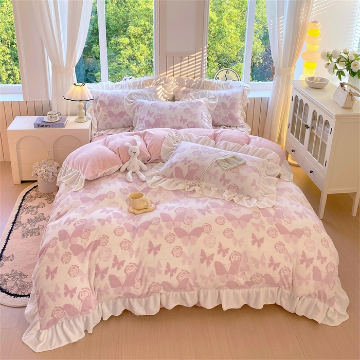 91家纺网 家纺一手货源 找家纺 启程家纺 2025新款花边雕花牛奶绒四件套 蝶恋花-粉-花边款