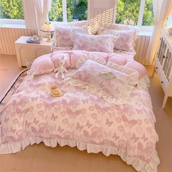 91家纺网 家纺一手货源 找家纺 启程家纺 2025新款花边雕花牛奶绒四件套 蝶恋花-粉-花边款