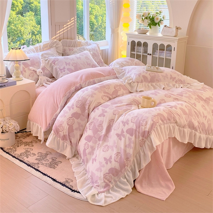 91家纺网 家纺一手货源 找家纺 启程家纺 2025新款花边雕花牛奶绒四件套 蝶恋花-粉-花边款