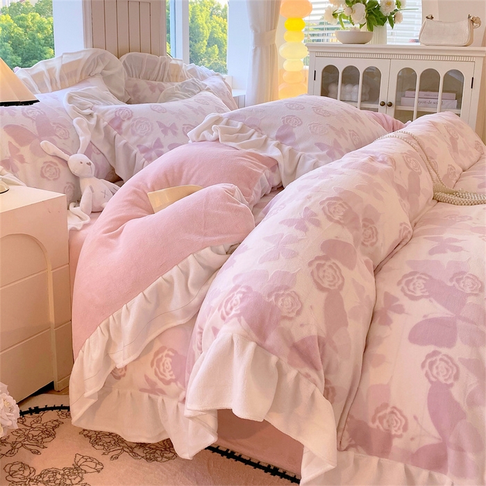 91家纺网 家纺一手货源 找家纺 启程家纺 2025新款花边雕花牛奶绒四件套 蝶恋花-粉-花边款