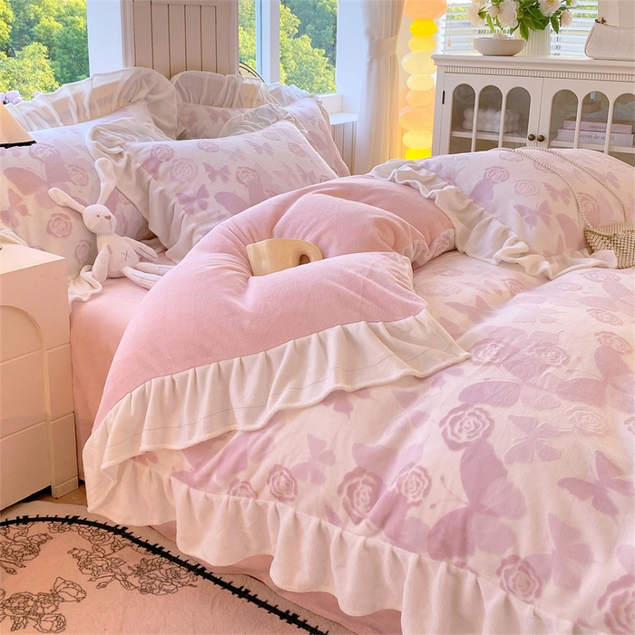 91家纺网 家纺一手货源 找家纺 启程家纺 2025新款花边雕花牛奶绒四件套 蝶恋花-粉-花边款