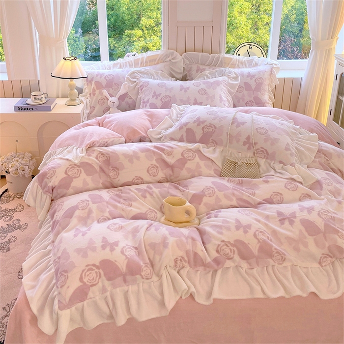 91家纺网 家纺一手货源 找家纺 启程家纺 2025新款花边雕花牛奶绒四件套 蝶恋花-粉-花边款