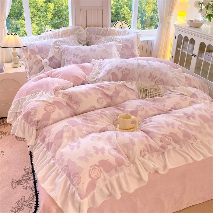 91家纺网 家纺一手货源 找家纺 启程家纺 2025新款花边雕花牛奶绒四件套 蝶恋花-粉-花边款