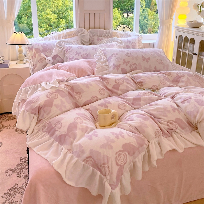 91家纺网 家纺一手货源 找家纺 启程家纺 2025新款花边雕花牛奶绒四件套 蝶恋花-粉-花边款