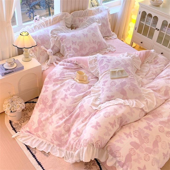 91家纺网 家纺一手货源 找家纺 启程家纺 2025新款花边雕花牛奶绒四件套 蝶恋花-粉-花边款