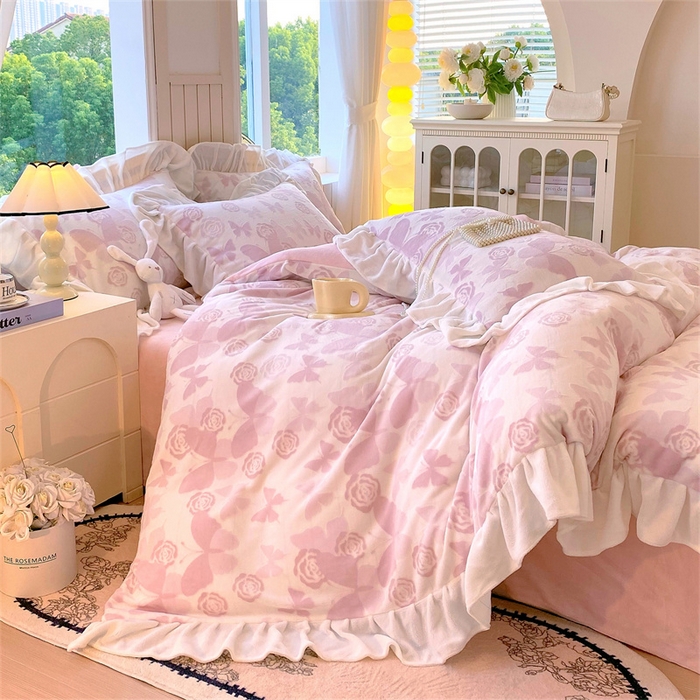 91家纺网 家纺一手货源 找家纺 启程家纺 2025新款花边雕花牛奶绒四件套 蝶恋花-粉-花边款