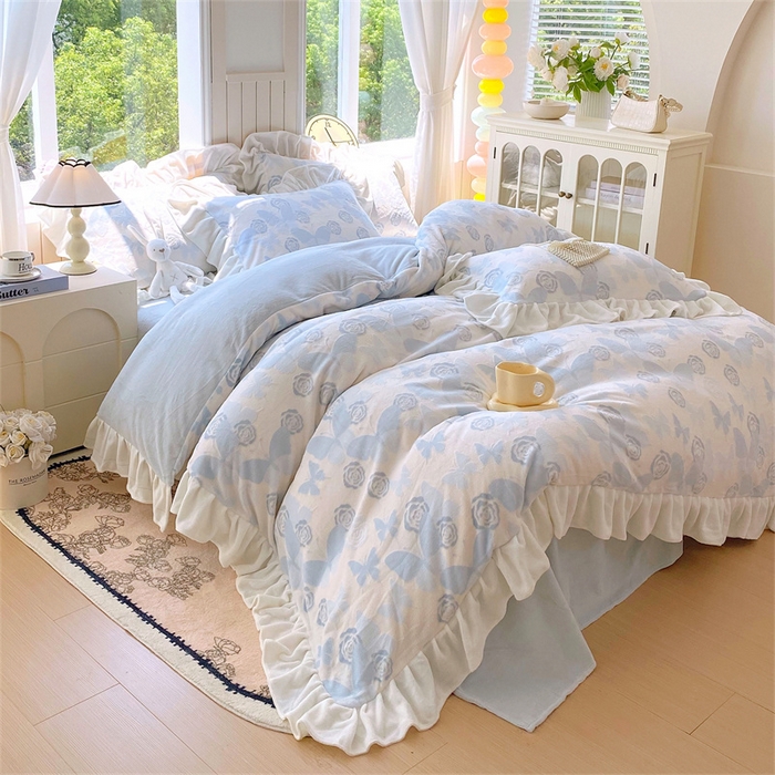 91家纺网 家纺一手货源 找家纺 启程家纺 2025新款花边雕花牛奶绒四件套 蝶恋花-蓝-花边款