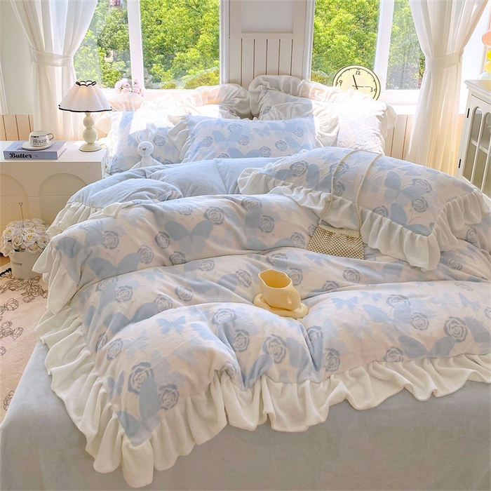 91家纺网 家纺一手货源 找家纺 启程家纺 2025新款花边雕花牛奶绒四件套 蝶恋花-蓝-花边款