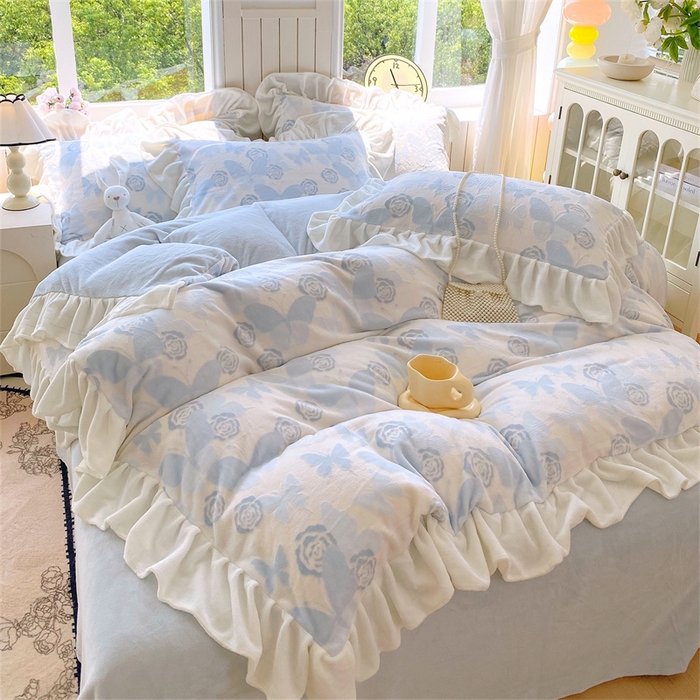 91家纺网 家纺一手货源 找家纺 启程家纺 2025新款花边雕花牛奶绒四件套 蝶恋花-蓝-花边款