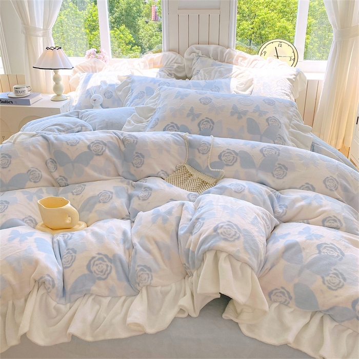 91家纺网 家纺一手货源 找家纺 启程家纺 2025新款花边雕花牛奶绒四件套 蝶恋花-蓝-花边款